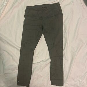 Nobull “Madison” design crop tights. Size small. Army green.